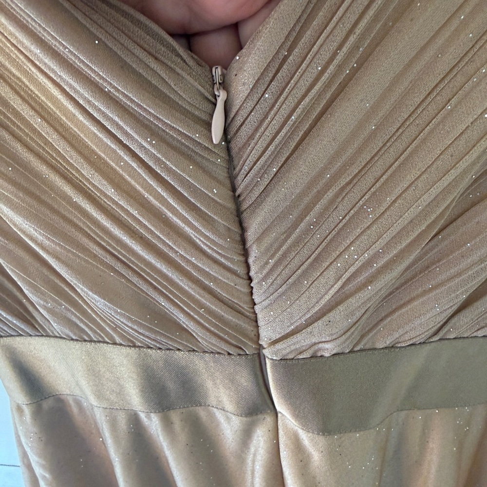 Short Sleeve V-Neck Pleated Glitter Midi Dress - Picture 10 of 10